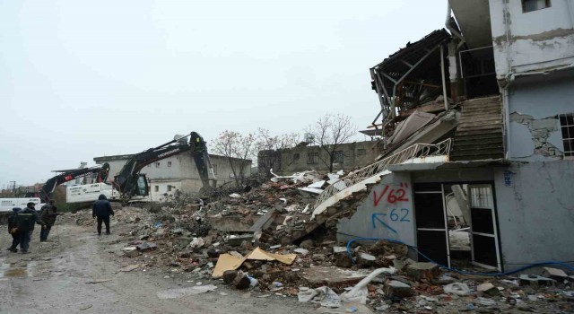 Hatayda enkaz kaldırma çalışmaları zorlu hava şartlarına rağmen devam ediyor