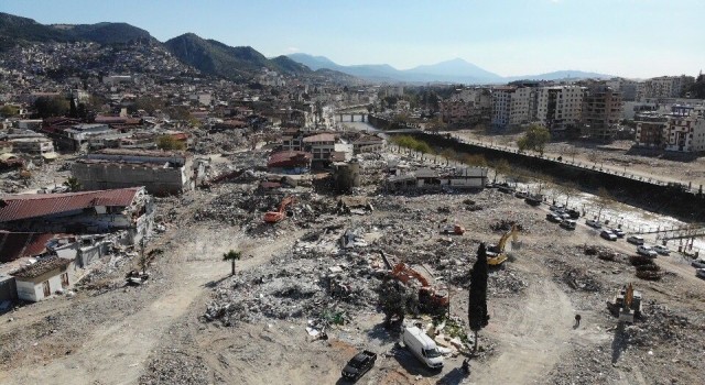 Hatayda enkazdan milyonluk ürünleri kurtarma çabası