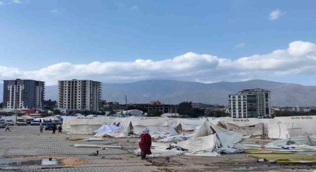Hatayda fırtına çadırları yıktı
