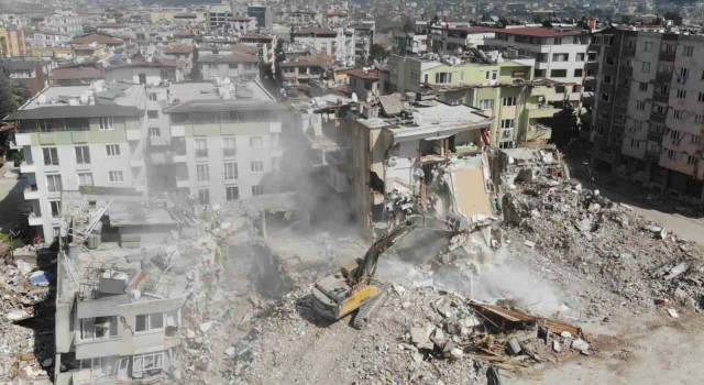 Hatayda hasarlı binaların yıkımına devam ediliyor