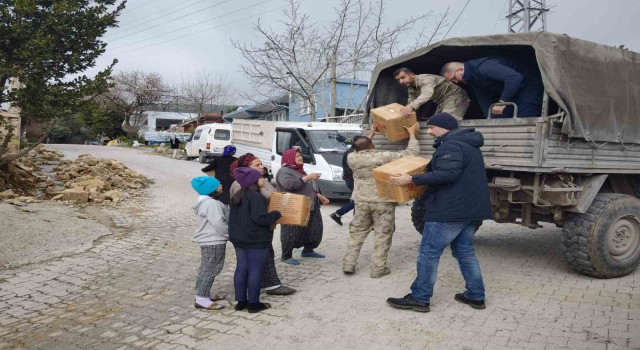 Hatayda jandarma depremzedelere yardım kolisi dağıttı