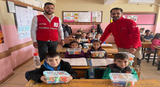 Hatayda okulun ilk gününde çocuklara oyuncak