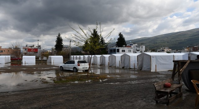 Hatayda yağmur depremzedelere zor anlar yaşattı