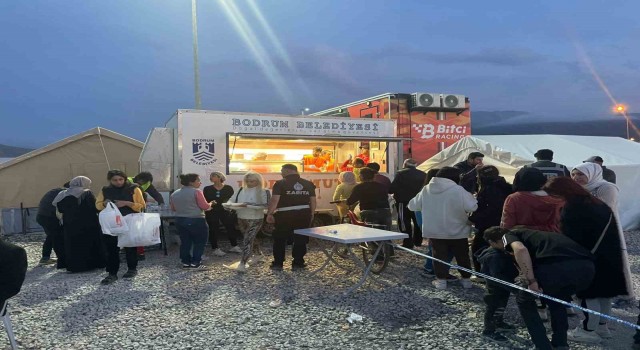Hataydaki Bodrum çadırında depremzedeler iftar açtı
