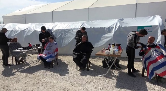 Hataydaki çadır kentte depremzedelere berber hizmeti