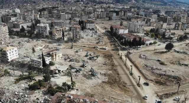 Hataydaki enkaz kaldırma çalışmaları havadan görüntülendi