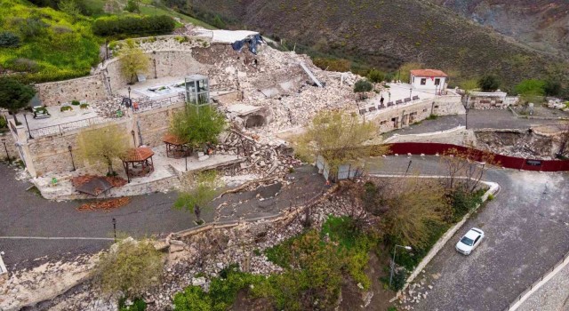 Hatayı vuran depremde Bayezid-i Bistami Türbesi de büyük zarar gördü