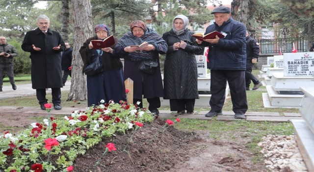 Hava şehitliğinde anma töreni