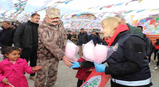 HDPnin nevruz kutlamasına katılan çocuklara polisten pamuk şekeri ikramı