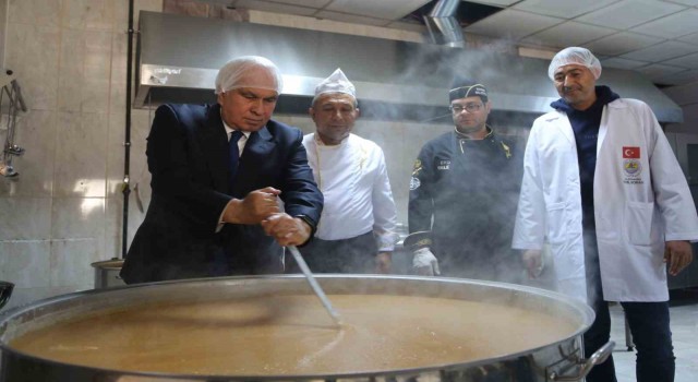 Her gün 10 bin depremzedeye sıcak yemek
