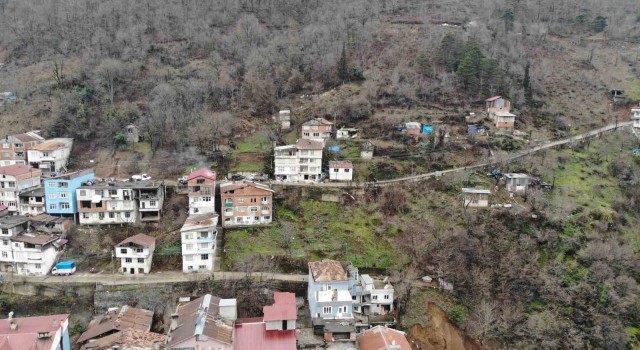 Heyelan mağduru Artvinin Borçka ilçesi Gündoğdu mahallesi sakinleri sorunlarına kalıcı çözüm istiyor