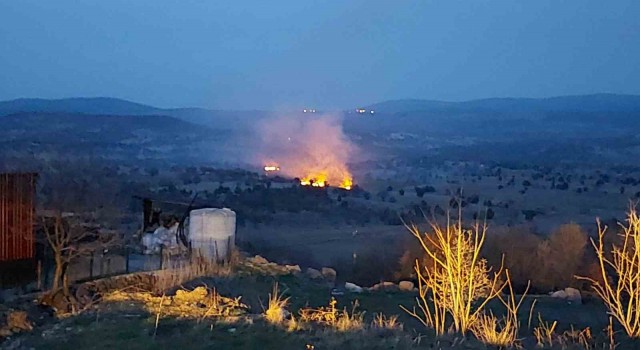 Hisarcıkta köy merasında yangın