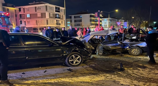 Hurdaya dönen Tofaşın içindeki 4 kişi yaralandı, diğer aracın sürücüsü kaza yerinden kaçtı