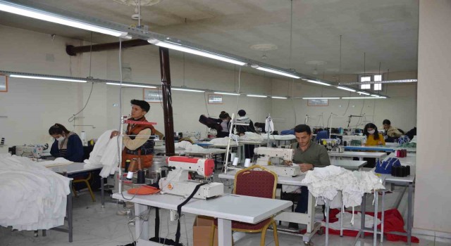 Huzur ortamının sağlandığı Şırnaktan İstanbula tekstil ürünü ihraç ediliyor