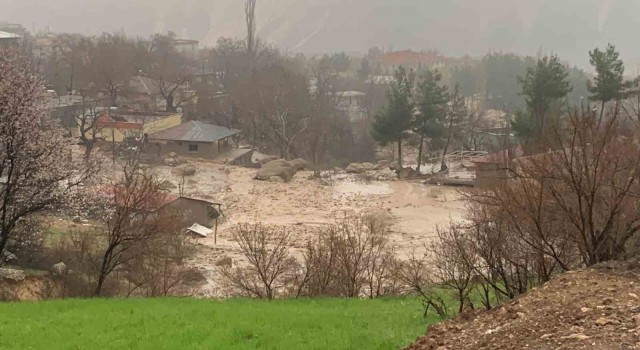 İçinde 3 kişinin bulunduğu konteynerin sürüklenme anı kamerada