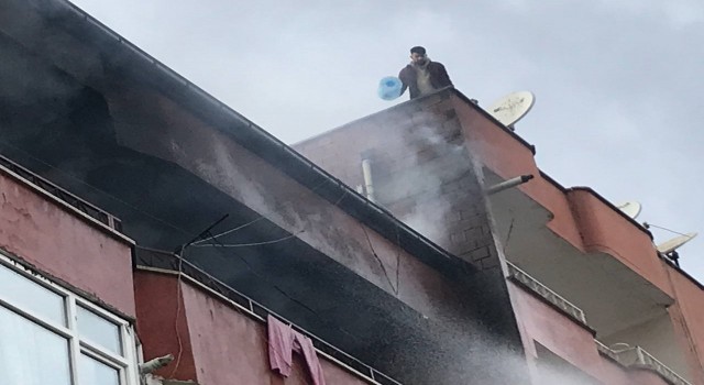 Iğdırda bir binanın 4. katında çıkan yangına su bidonu ile müdahale