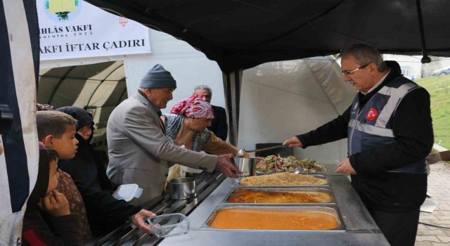 İhlas Vakfı Kahramanmaraşta depremzedelere iftar verdi