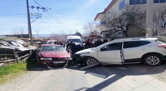 İki aracın kafa kafaya çarpıştığı kazada 2 kişi yaralandı