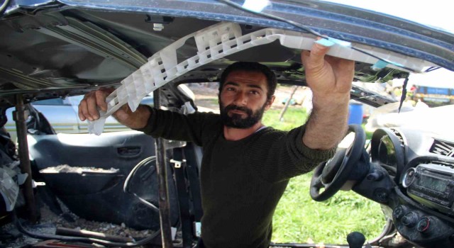 İki iş yeri yıkılan esnaf depremin izlerini bahçesinde çalışarak siliyor