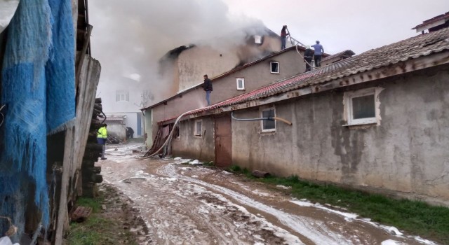 İki katlı evin çatısı alevlere teslim oldu