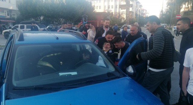 İki otomobil çarpıştı, araçta sıkışan sürücü itfaiye ekiplerince kurtarıldı