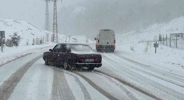 Ilgaz’da kara yakalanan sürücüler yolda kaldı