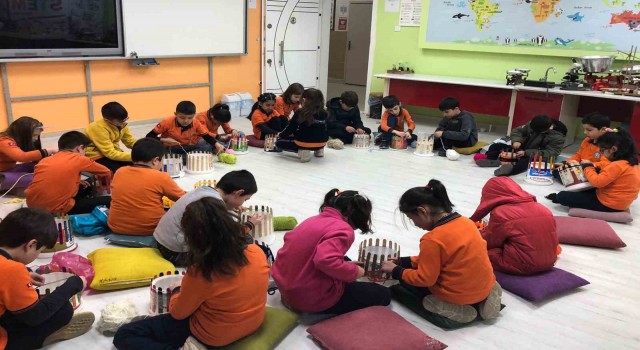 İlkokul öğrenciler depremzede çocuklar için ördükleri atkıları Karamana gönderdi