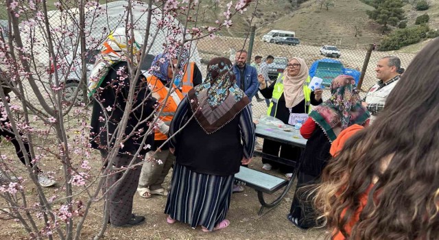 İngilterede yaşayan 70 yaşındaki Pakistanlı kadın, deprem bölgesine yardım götürdü
