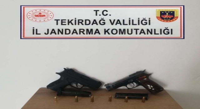 İş yerinde ruhsatsız tabancalarla yakalandı