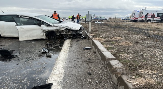 İşçileri taşıyan kamyonet ile otomobil çarpıştı: 9 yaralı