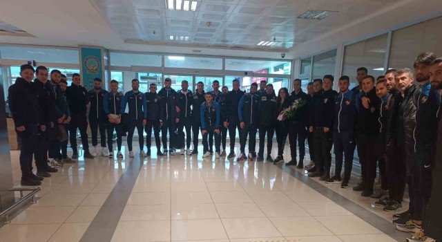 İskenderun kafilesi Vanda çiçeklerle karşılandı