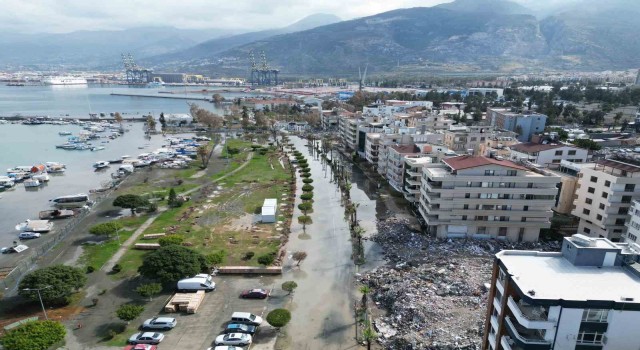 İskenderunda deniz taşkınları devam ediyor