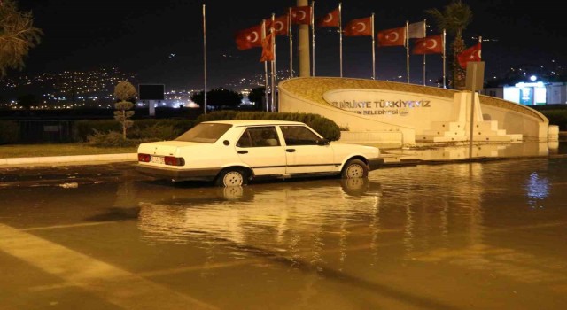 İskenderunda deniz taştı, caddeler sularla doldu