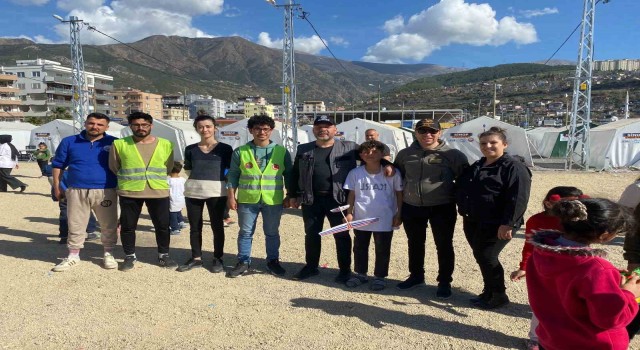 İskenderunda depremzede çocuklar maket uçak yaptı
