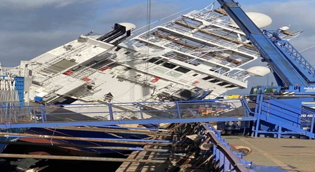 İskoçyada tersanedeki gemi yan yattı: 25 yaralı