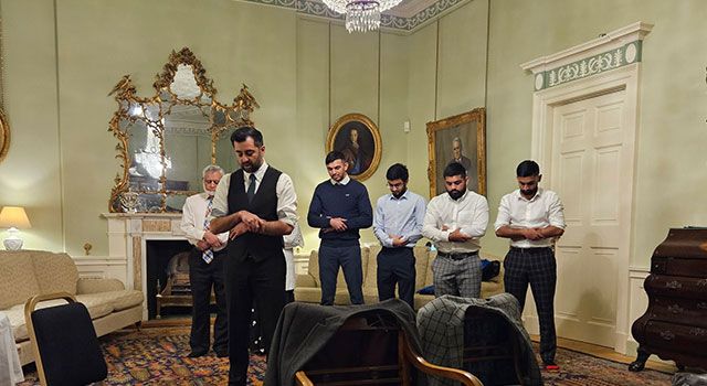 İskoçya’nın yeni başbakanı Humza Yousaf, resmi konutunda namaz kıldırdı