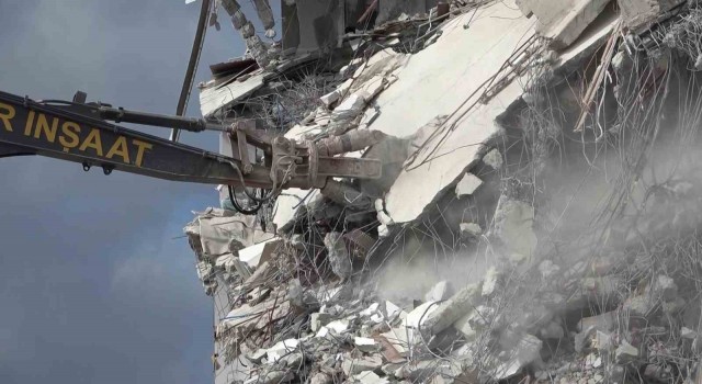 İslahiyede enkaz kaldırma ve bina yıkım işlemleri sürüyor