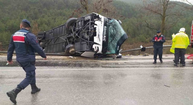 Isparta-Antalya karayolunda yolcu otobüsü devrildi: 8 yaralı