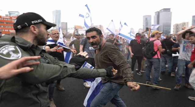 İsrail'de yargı reformu gösterilerinde yollar kapatıldı