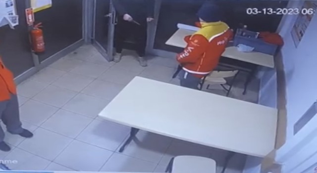İstanbulda akaryakıt istasyonunda bıçaklı gasp kamerada