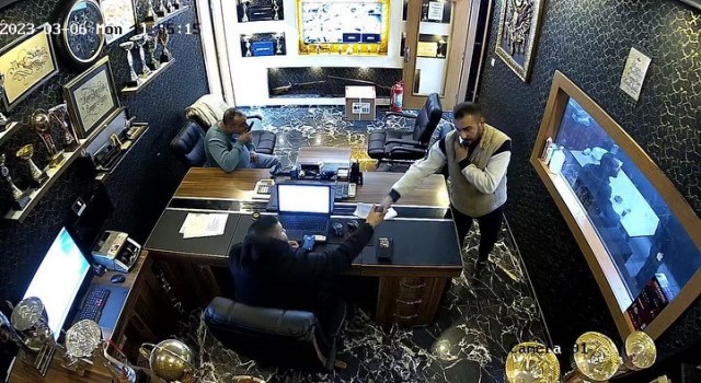 İstanbulda akıl almaz hırsızlık kamerada: Çocuğunun hastalığını bahane ederek telefonu çaldı