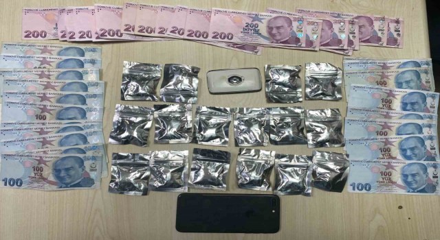 İstanbulda akıl almaz uyuşturucu zulası: Koltuğun gizli bölmesinden uyuşturucu fışkırdı