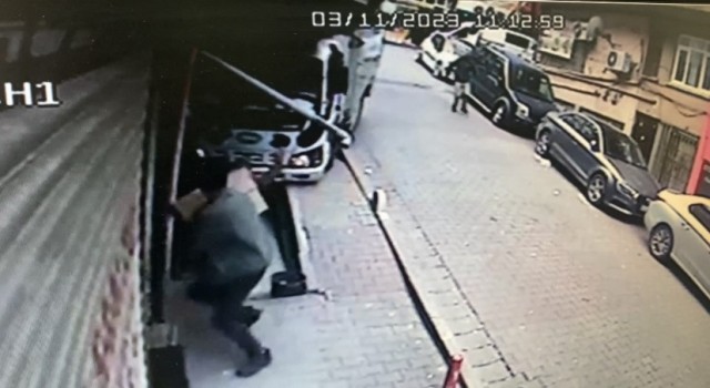 İstanbulda dehşet anları kamerada: Freni boşalan kamyonetten kıl payı kurtuldular
