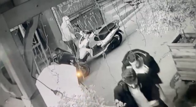 İstanbulda film gibi olay kamerada: Kaza yaptığı adamı silahla vurdu