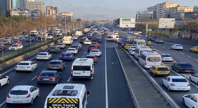 İstanbulda haftanın ilk iş gününde trafik yoğunluğu yaşandı