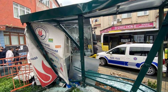 İstanbulda halk otobüsü dehşeti: Önüne geleni sürükleyip durağa daldı