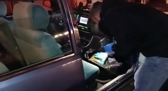 İstanbulda iki sevgili 5.5 kilo uyuşturucu ile yakalandı