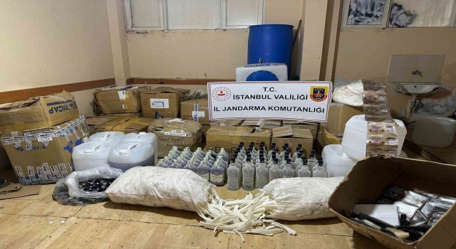 İstanbulda kaçak alkol imalathanesine baskın: 3 bin 700 litre sahte içki ele geçirildi