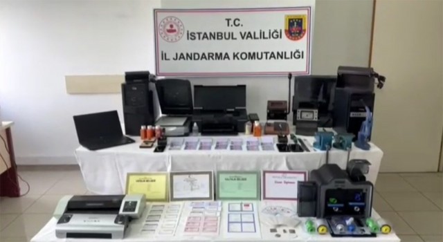 İstanbulda sahte kimlik ve sürücü belgesi düzenleyen 2 kişi yakalandı