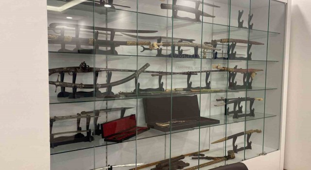 İstanbulda tarihi eser operasyonu: El yazması Kuran-ı Kerim ele geçirildi